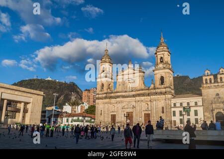 BOGOTA, KOLUMBIEN - 24. SEPTEMBER 2015: Kathedrale auf dem Bolivar-Platz im Zentrum von Bogota Stockfoto