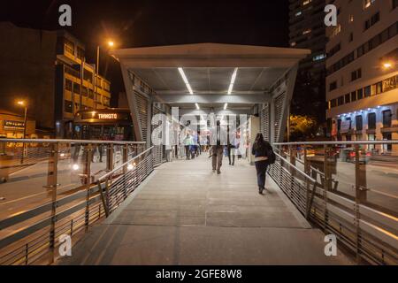 BOGOTA, KOLUMBIEN - 24. SEPTEMBER 2015: Bahnhof des Transmilenio-Bussystems in Bogota. Stockfoto