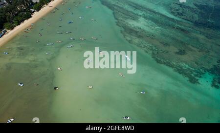 Luftdrohne Foto aus der Vogelperspektive Top down of Tropical Sea with Long Tail Fishing Boats at phuket thailand erstaunliche tropische Meeresoberfläche Stockfoto