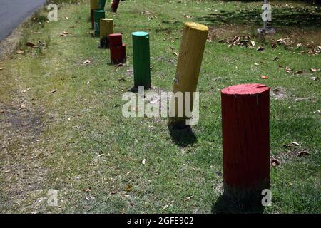 Southern Grenada Mangroves at Woburn Bay Marine Protected Area Protection Posts for the Grass in Rastafari Colours Stockfoto