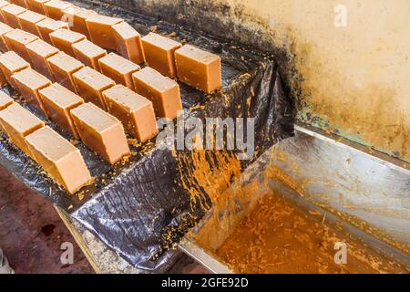 Panela-Steine (unraffinierter Vollrohrzucker) in einer kleinen Fabrik in Kolumbien Stockfoto