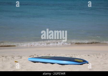 Grand Anse Beach Grenada Bodyboards am leeren Strand Stockfoto