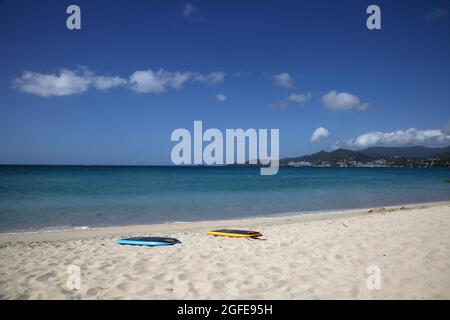 Grand Anse Beach Grenada Bodyboards am leeren Strand Stockfoto