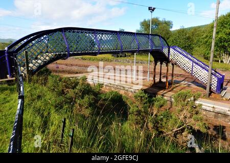 Fußgängerbrücke über die Eisenbahnlinie am Bahnhof Rannoch, West Highland Railway Line, Perthshire Highlands, Schottland, Vereinigtes Königreich Stockfoto