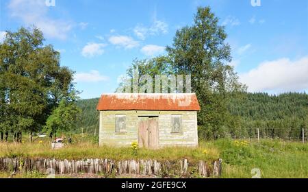 Eine alte grüne Holzhütte am Bahnhof Rannoch, West Highland Railway Line, Schottland Vereinigtes Königreich Stockfoto