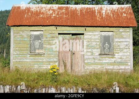 Eine alte grüne Holzhütte am Bahnhof Rannoch, West Highland Railway Line, Schottland Vereinigtes Königreich Stockfoto