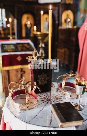 Traditionelle Hochzeitskronen auf dem Tisch in der Kirche Stockfoto