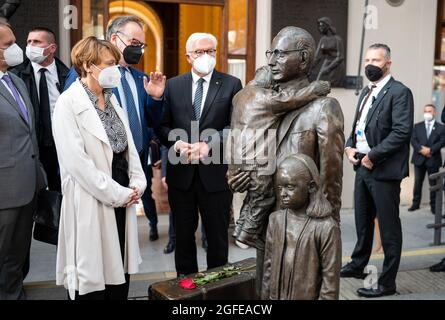 Prag, Tschechische Republik. August 2021. Bundespräsident Frank-Walter Steinmeier und seine Frau Elke Büdenbender besuchen gemeinsam mit Tomas Kafka (M), Botschafter der Tschechischen Republik in Deutschland, ein Denkmal für Sir Nicholak Winton am Prager Hauptbahnhof. Der britische Bankier, damals gerade einmal 30 Jahre alt, organisierte 669 die Rettung von 1939 überwiegend jüdischen Kindern aus der Tschechoslowakei, die bereits von Nazis besetzt waren, in Zügen von Prag nach London. Bundespräsident Steinmeier und seine Frau sind zu einem dreitägigen Besuch in der Tschechischen Republik unterwegs. Quelle: Bernd von Jutrczenka/dpa/Alamy Live News Stockfoto