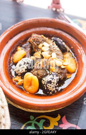 Marokkanische Lammtajine mit Pflaumen, Aprikosen, Mandeln und Sesam Stockfoto