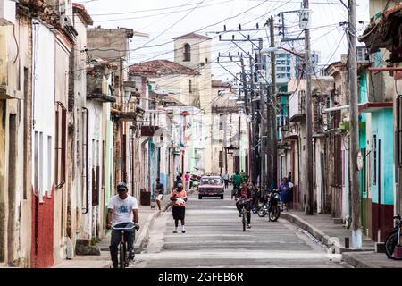 CAMAGUEY, KUBA - 26. JANUAR 2016: Menschen in den Straßen von Camaguey Stockfoto