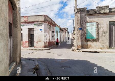 CAMAGUEY, KUBA - 26. JAN 2016: Straßenleben im Zentrum von Camaguey Stockfoto