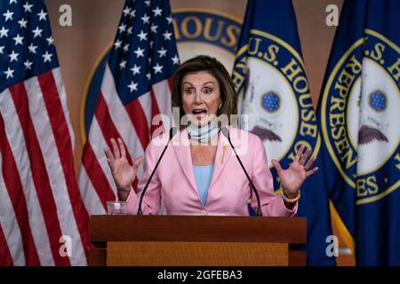 Die Sprecherin des Repräsentantenhauses der Vereinigten Staaten, Nancy Pelosi, Demokratin von Kalifornien, spricht mit Reportern während ihrer wöchentlichen Pressekonferenz am Mittwoch, dem 25. August 2021 im US-Kapitol in Washington, D.C., Quelle: Alex Edelman / CNP/Sipa USA Stockfoto