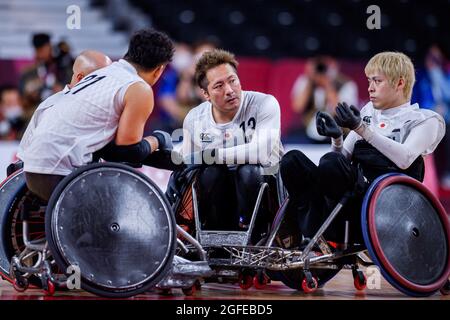 TOKIO, JAPAN. August 2021. Shinich Shimakawa aus Japan mit seinen Teamkollegen im Männer-Rollstuhlbasketball JPN gegen FRA während der Paralympischen Spiele von Tokio 2020 im Yoyogi-Nationalstadion am Mittwoch, den 25. August 2021 in TOKIO, JAPAN. Kredit: Taka G Wu/Alamy Live Nachrichten Stockfoto