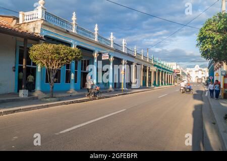 LAS TUNAS, KUBA - 27. JAN 2016: Traditionelle Gebäude im Zentrum von Las Tunas. Stockfoto
