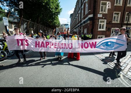 London, Großbritannien. 25. August 2021. Klimaaktivisten vom Aussterben Rebellion protestieren in Soho. Die Veranstaltung ist Teil des Protestes ‘Unmögliche Rebellion’, um „die Ursache der Klima- und Umweltkrise anzuvisieren“ und dauert zwei Wochen, bis die Regierung zustimmt, alle Investitionen in neue fossile Brennstoffe zu stoppen. Kredit: Stephen Chung / Alamy Live Nachrichten Stockfoto