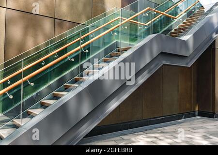 Moderne Stadtgebäude Treppe führt nach oben, niemand Stockfoto