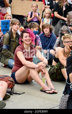 London, Großbritannien. Mut ruft Mut auf : Women & FINT Rebellion Action. Extinction Rebellion London Protest Day Three, Piccadilly Circus. Kredit: michael melia/Alamy Live Nachrichten Stockfoto