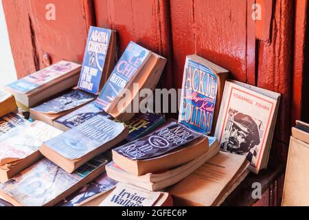 SANTIAGO DE CUBA, KUBA - 31. JAN 2016: Bücher in der Buchhandlung Libreria La Escalera in der Heredia Straße. Stockfoto