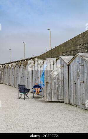 Strandhütten Grenzen an den Strand von Dieppe, Normandie, Frankreich Stockfoto