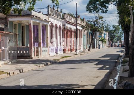 LAS TUNAS, KUBA - 27. JAN 2016: Traditionelle Gebäude im Zentrum von Las Tunas. Stockfoto