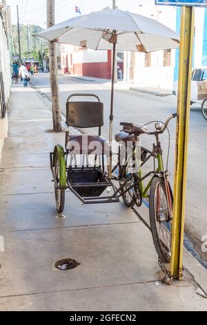 HOLGUIN, KUBA - 28. JAN 2016: Bici-Taxi auf der Straße in Holguin, Kuba Stockfoto