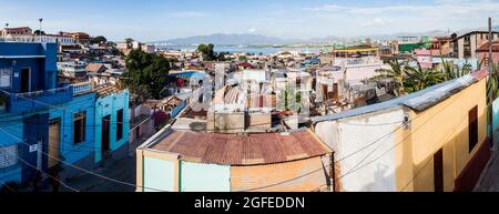 SANTIAGO DE CUBA, KUBA - 1. FEBRUAR 2016: Panorama von Santiago de Cuba, Kuba Stockfoto