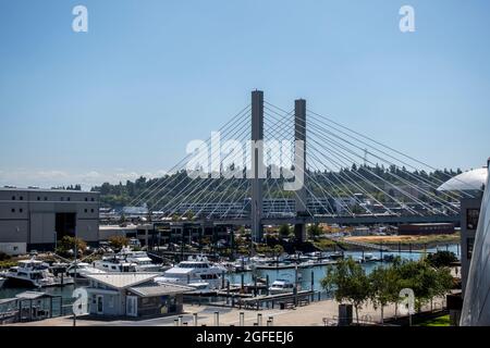 Tacoma, WA USA - ca. August 2021: Blick auf die Tacoma East 21st Street Bridge an einem sonnigen, wolkenlosen Tag in der Innenstadt. Stockfoto