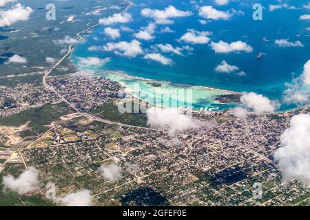 Luftaufnahme der Stadt Boca Chica in der Dominikanischen Republik Stockfoto