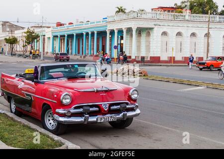 CIENFUEGOS, KUBA - 10. FEBRUAR 2016: Oldtimer-Dodge-Wagen auf der Straße Paseo del Prado in Cienfuegos, Kuba. Stockfoto