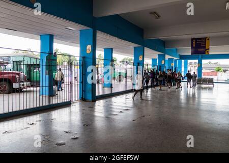 SANTA CLARA, KUBA - 12. FEBRUAR 2016: Menschen an einem Busbahnhof in Santa Clara, Kuba. Stockfoto