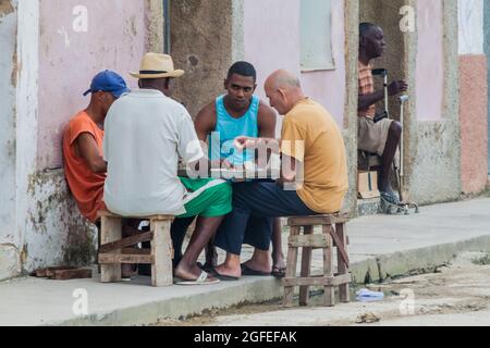 MATANZAS, KUBA - 16. FEB 2016: Einheimische Männer spielen Dominostein im Zentrum von Matanzas, Kuba Stockfoto