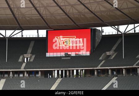 Berlin, Deutschland. August 2021. Fußball, Play-offs der Europa Conference League (zweite Etappe), 1. FC Union Berlin - Kuopio PS, Abschlusstraining Union Berlin im Olympiastadion. Das Vereinswappen der Union ist auf dem Anzeiger zu sehen. Quelle: Matthias Koch/dpa/Alamy Live News Stockfoto