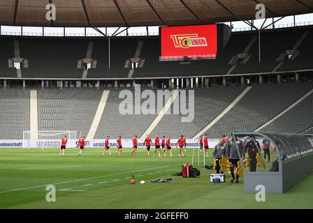 Berlin, Deutschland. August 2021. Fußball, Play-offs der Europa Conference League (zweite Etappe), 1. FC Union Berlin - Kuopio PS, Abschlusstraining Union Berlin im Olympiastadion. Wenn die Spieler über das Spielfeld gehen, kann man das Wappen des Union-Clubs auf der Anzeigetafel sehen. Quelle: Matthias Koch/dpa/Alamy Live News Stockfoto