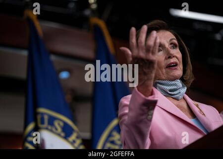 Washington, Vereinigte Staaten. August 2021. Die Sprecherin des Repräsentantenhauses der Vereinigten Staaten, Nancy Pelosi, Demokratin von Kalifornien, spricht mit Reportern während ihrer wöchentlichen Pressekonferenz am Mittwoch, dem 25. August 2021 im US-Kapitol in Washington, DC.Quelle: Alex Edelman/CNP/dpa/Alamy Live News Stockfoto