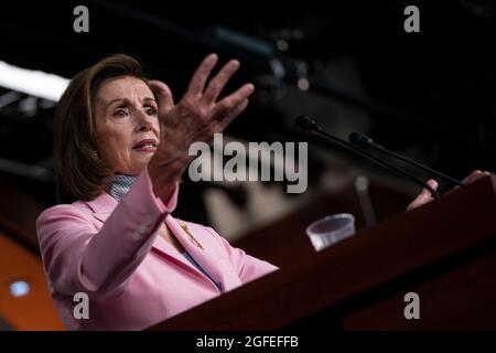 Washington, Vereinigte Staaten. August 2021. Die Sprecherin des Repräsentantenhauses der Vereinigten Staaten, Nancy Pelosi, Demokratin von Kalifornien, spricht mit Reportern während ihrer wöchentlichen Pressekonferenz am Mittwoch, dem 25. August 2021 im US-Kapitol in Washington, DC.Quelle: Alex Edelman/CNP/dpa/Alamy Live News Stockfoto