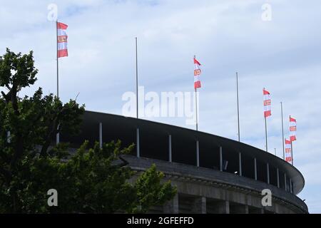 Berlin, Deutschland. August 2021. Fußball, Play-offs der Europa Conference League (zweite Etappe), 1. FC Union Berlin - Kuopio PS, Abschlusstraining Union Berlin im Olympiastadion. Auf dem Dach des Olympiastadions fliegen Unionsflaggen. Quelle: Matthias Koch/dpa/Alamy Live News Stockfoto