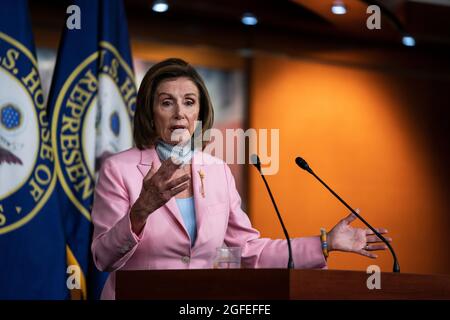 Washington, Vereinigte Staaten. August 2021. Die Sprecherin des Repräsentantenhauses der Vereinigten Staaten, Nancy Pelosi, Demokratin von Kalifornien, spricht mit Reportern während ihrer wöchentlichen Pressekonferenz am Mittwoch, dem 25. August 2021 im US-Kapitol in Washington, DC.Quelle: Alex Edelman/CNP/dpa/Alamy Live News Stockfoto