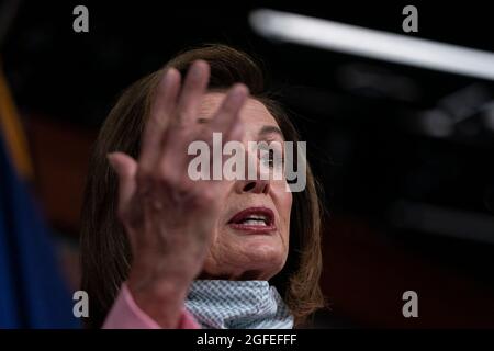 Washington, Vereinigte Staaten. August 2021. Die Sprecherin des Repräsentantenhauses der Vereinigten Staaten, Nancy Pelosi, Demokratin von Kalifornien, spricht mit Reportern während ihrer wöchentlichen Pressekonferenz am Mittwoch, dem 25. August 2021 im US-Kapitol in Washington, DC.Quelle: Alex Edelman/CNP/dpa/Alamy Live News Stockfoto