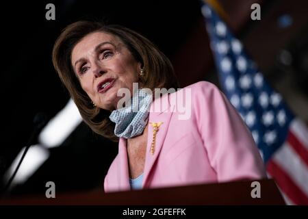 Washington, Vereinigte Staaten. August 2021. Die Sprecherin des Repräsentantenhauses der Vereinigten Staaten, Nancy Pelosi, Demokratin von Kalifornien, spricht mit Reportern während ihrer wöchentlichen Pressekonferenz am Mittwoch, dem 25. August 2021 im US-Kapitol in Washington, DC.Quelle: Alex Edelman/CNP/dpa/Alamy Live News Stockfoto