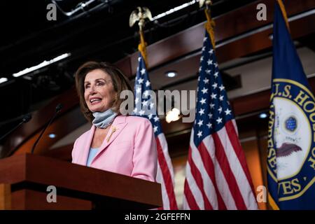 Washington, Vereinigte Staaten. August 2021. Die Sprecherin des Repräsentantenhauses der Vereinigten Staaten, Nancy Pelosi, Demokratin von Kalifornien, spricht mit Reportern während ihrer wöchentlichen Pressekonferenz am Mittwoch, dem 25. August 2021 im US-Kapitol in Washington, DC.Quelle: Alex Edelman/CNP/dpa/Alamy Live News Stockfoto