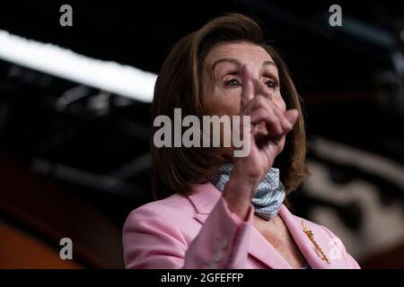 Washington, Vereinigte Staaten. August 2021. Die Sprecherin des Repräsentantenhauses der Vereinigten Staaten, Nancy Pelosi, Demokratin von Kalifornien, spricht mit Reportern während ihrer wöchentlichen Pressekonferenz am Mittwoch, dem 25. August 2021 im US-Kapitol in Washington, DC.Quelle: Alex Edelman/CNP/dpa/Alamy Live News Stockfoto