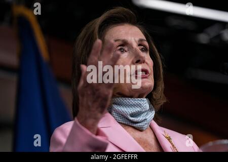 Washington, Vereinigte Staaten. August 2021. Die Sprecherin des Repräsentantenhauses der Vereinigten Staaten, Nancy Pelosi, Demokratin von Kalifornien, spricht mit Reportern während ihrer wöchentlichen Pressekonferenz am Mittwoch, dem 25. August 2021 im US-Kapitol in Washington, DC.Quelle: Alex Edelman/CNP/dpa/Alamy Live News Stockfoto