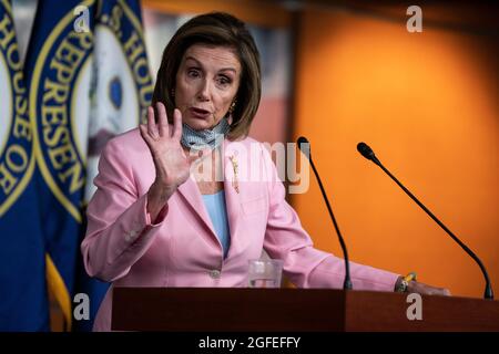 Washington, Vereinigte Staaten. August 2021. Die Sprecherin des Repräsentantenhauses der Vereinigten Staaten, Nancy Pelosi, Demokratin von Kalifornien, spricht mit Reportern während ihrer wöchentlichen Pressekonferenz am Mittwoch, dem 25. August 2021 im US-Kapitol in Washington, DC.Quelle: Alex Edelman/CNP/dpa/Alamy Live News Stockfoto