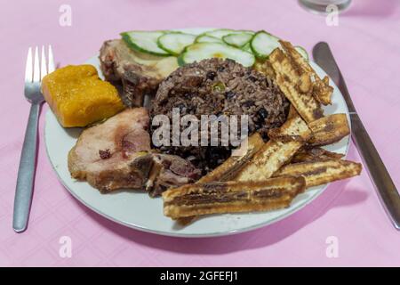 Essen in Kuba - Reis mit Bohnen, congri, Bananen und Fleisch Stockfoto