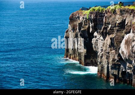 Morgenlicht beim Baden der steilen Klippen entlang der Küste von Cape Jogasaki (Halbinsel Izu, Präfektur Shizuoka, Japan). Diese Klippen wurden gebildet, wenn ein Stockfoto