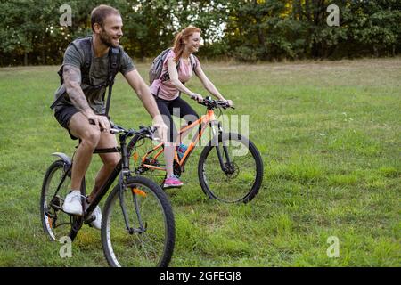 Junges Paar Radfahren im Wald Stockfoto