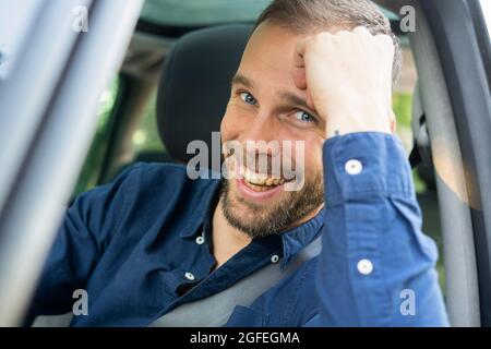 Porträt eines lächelnden jungen Mannes, der unterwegs ist Stockfoto