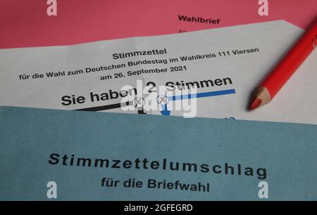 Viersen, Deutschland - August 20. 2021: Nahaufnahme des deutschen Stimmzettels für die Briefwahl mit rotem Bleistift und Briefumschlägen Stockfoto