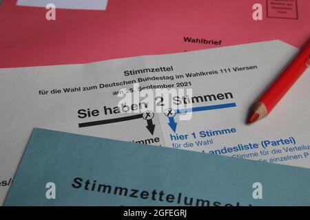 Viersen, Deutschland - August 20. 2021: Nahaufnahme des deutschen Stimmzettels für die Briefwahl mit rotem Bleistift und Briefumschlägen Stockfoto