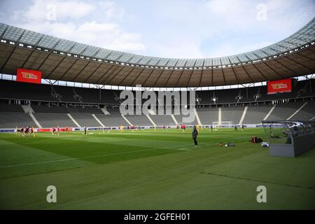 Berlin, Deutschland. August 2021. Fußball, Play-offs der Europa Conference League (zweite Etappe), 1. FC Union Berlin - Kuopio PS, Abschlusstraining Union Berlin im Olympiastadion. Das Vereinswappen der Union ist auf der Anzeigetafel zu sehen, während die Spieler trainieren. Quelle: Matthias Koch/dpa/Alamy Live News Stockfoto